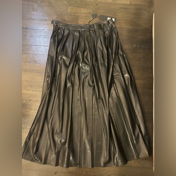 Misook NWT black vegan leather pleated midi skirt size small - Picture 4 of 5